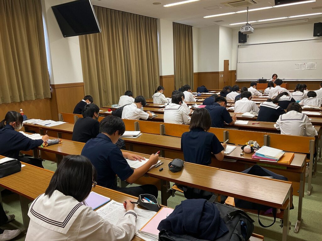 高校1年進路面談 – 横浜富士見丘学園 中学校・高等学校